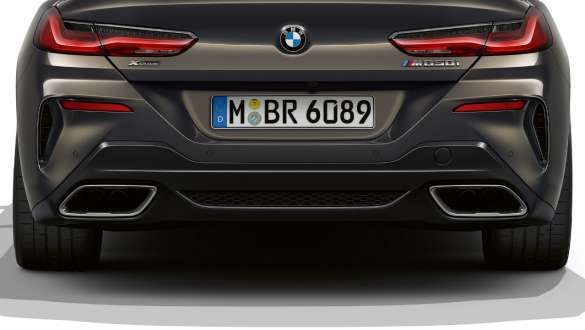Sol ve sağ egzoz çıkışları. Sol ve sağda egzoz çıkışlarıyla BMW M850i xDrive Cabrio.