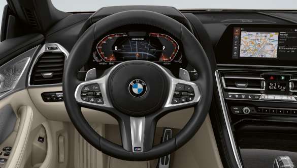 M deri direksiyon. M deri direksiyonla birlikte BMW M850i xDrive Cabrio’nun kokpiti.