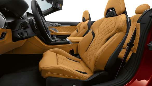 “Merino”/Alcantara ince tanecikli deri kombinasyonu. “Merino”/Alcantara ince tanecikli deri kombinasyonuyla BMW M8 Competition Cabrio.