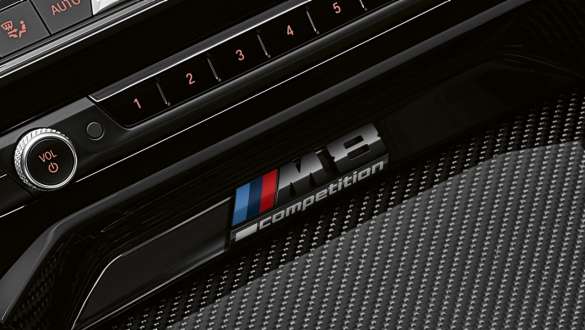 M8 Competition İsimlik. Merkez konsolda M8 Competition isimliği ile BMW M8 Competition Cabrio.