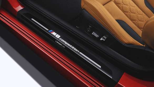 M8 Competition isimliğiyle kapı eşik kaplaması. M8 Competition isimliğiyle BMW M8 Competition Cabrio kapı eşik kaplaması.