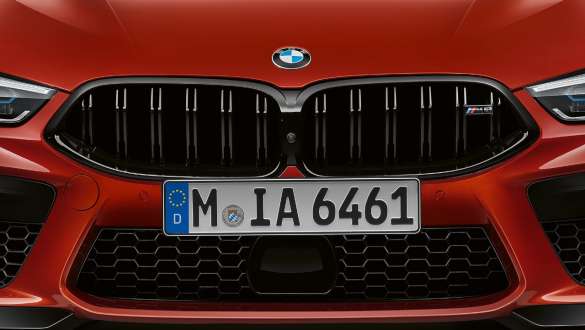 M modeline özel Böbrek Izgaraları. M modeline özel Böbrek Izgaralarına sahip BMW M8 Competition Cabrio.