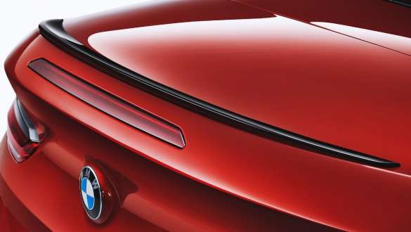 Siyah M arka spoyler. Siyah M arka spoyleriyle BMW M8 Competition Cabrio.
