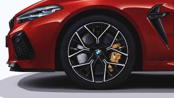 20 inç, stil 811, Bicolor M hafif alaşım jantlar. 20 inç, stil 811, Bicolor M hafif alaşım jantlarla BMW M8 Competition Cabrio.