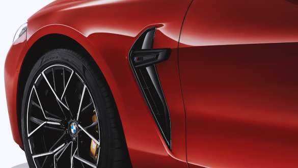 M modellerine özgü siyah yan ızgara. M modellerine özgü siyah yan ızgaralı BMW M8 Competition Cabrio.