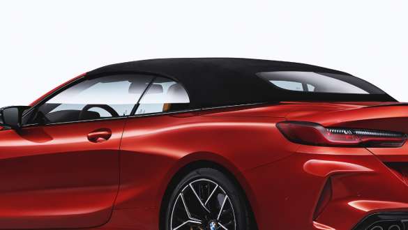 Siyah softtop. Siyah softtop ile BMW M8 Competition Cabrio.