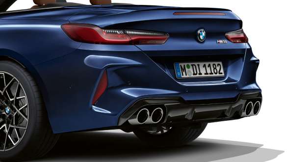 Yeni BMW M8 Cabrio F91, M Sport egzoz sistemi Yeni BMW M8 Cabrio F91 BMW Individual Metalik Mavi/Tanzanite M Sport egzoz sistemi arkadan görünüm