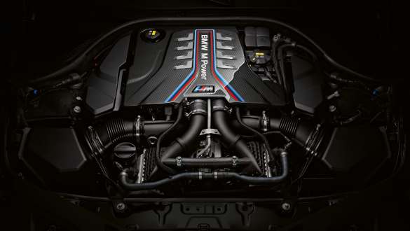 Yeni BMW M8 Cabrio F91 M TwinPower Turbo 8 silindirli benzinli motor Yeni BMW M8 Cabrio F91 M TwinPower Turbo 8 silindirli benzinli motor yakın plan görüntüsü
