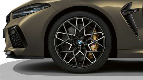 Yeni BMW M8 Competition Cabrio F91 20 inç, yıldız kollu, stil 813 M, Bicolor hafif alaşım jantlar Yeni BMW M8 Competition Cabrio F91 BMW Individual Metalik Pirinç/Brass 20 inç yıldız kollu, stil 813 M, Bicolor hafif alaşım jantlar yakın plan görüntüsü