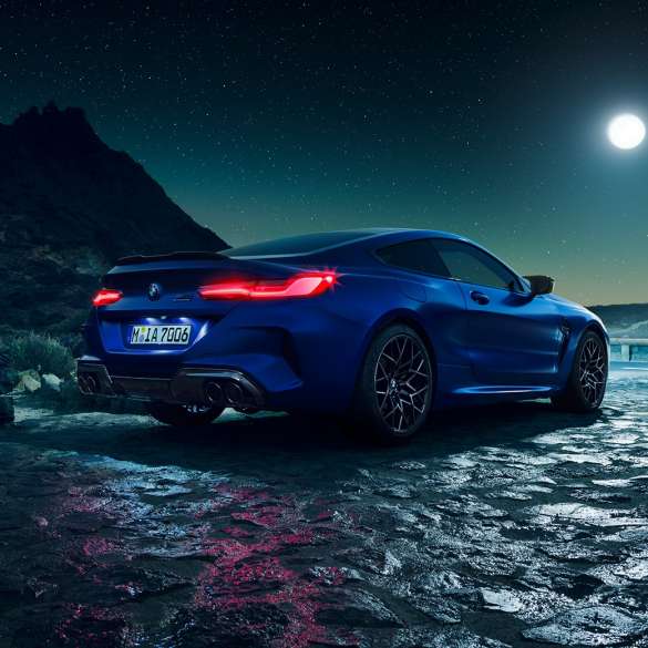 BMW M8 Competition Coupé, yandan görünüm. Metalik Mavi/Marina Bay ilk BMW M8 Competition Coupé, yıldızlı gökyüzü altında sürüş sırasında yandan görünüm.