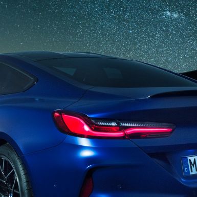 M arka spoyler Karbon M arka spoyler ile birlikte omuz kısmının gece yakından görünümüyle Metalik Mavi/Marina Bay BMW M8 Competition Coupé.