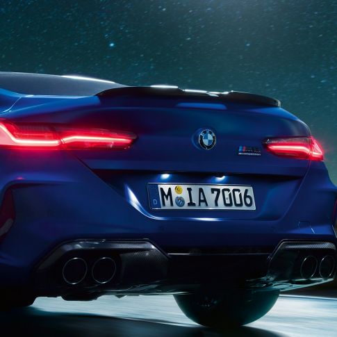 Karbon Siyah M difüzör. Gece Karbon Siyah M difüzörün yakın görünümüyle Metalik Mavi/Marina Bay BMW M8 Competition Coupé.