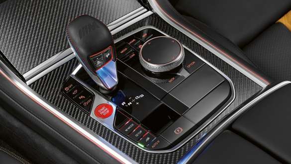 M vites seçim kolu. M vites seçim koluyla BMW M8 Competition Coupé.