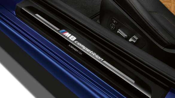 M8 Competition yazılı kapı eşik kaplamaları. M8 Competition yazılı BMW M8 Competition Coupé kapı eşik kaplamaları.