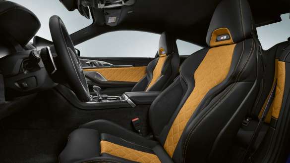 “Merino”/Alcantara ince tanecikli deri kombinasyonu. “Merino”/Alcantara ince tanecikli deri kombinasyonuyla BMW M8 Competition Coupé.