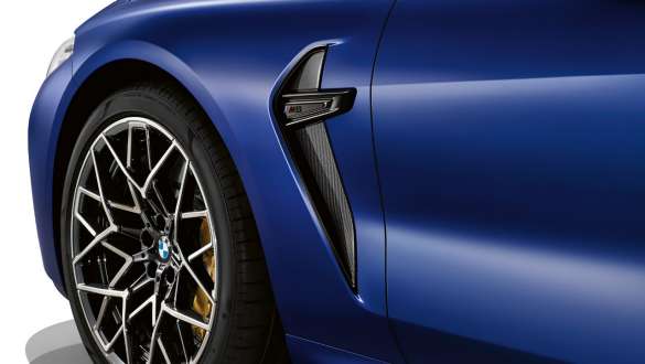 M modeline özel Karbon yan ızgaralar. Karbon M yan ızgaralarla BMW M8 Competition Coupé.