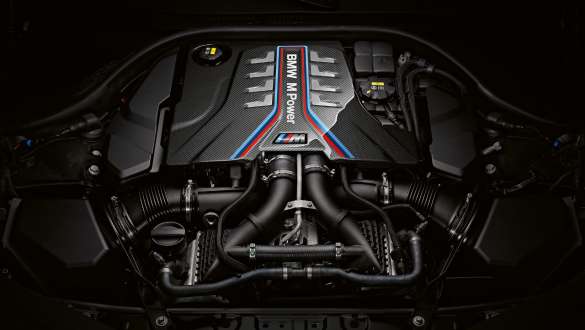 M TwinPower Turbo 8 silindirli benzinli motor BMW M8 Competition Gran Coupé F93 BMW M8 Competition Gran Coupé F93 M TwinPower Turbo 8 silindirli benzinli motor yakın plan görünüm