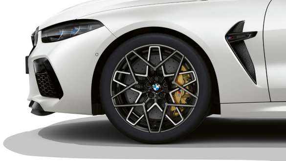 20 inç, Yıldız kollu, stil 813 M, Bicolor, hafif alaşım jantlar, Yeni BMW M8 Competition Gran Coupé F93 Yeni BMW M8 Competition Gran Coupé F93 BMW Individual Metalik Beyaz/Frozen Brilliant 20 inç, Yıldız kollu, stil 813 M, Bicolor, hafif alaşım jantlar yakın plan görünüm