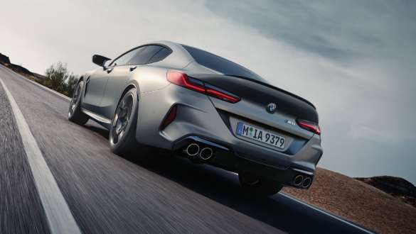 Adaptif M süspansiyon Yeni BMW M8 Gran Coupé F93 Yeni BMW M8 Gran Coupé F93 BMW Individual Metalik Gri/Frozen Pure M ailesine özgü süspansiyon sürüş sırasında alçak açıdan arka çaprazdan görünüm