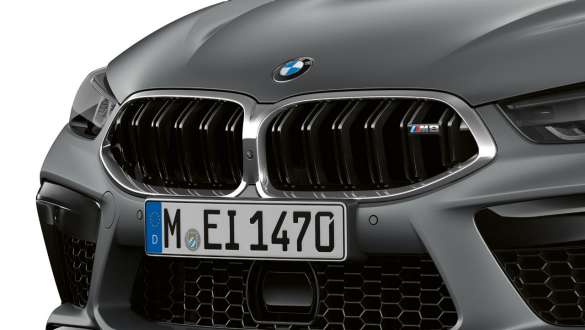 Parlak Krom Böbrek Izgaralar, Yeni BMW M8 Gran Coupé F93 Yeni BMW M8 Gran Coupé F93 BMW Individual Metalik Gri/Frozen Pure Parlak Krom Böbrek Izgaralar yakın plan görünüm