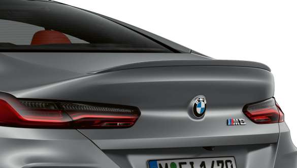 Gövde renginde M arka spoyler, Yeni BMW M8 Gran Coupé F93 Yeni BMW M8 Gran Coupé F93 BMW Individual Metalik Gri/Frozen Pure Gövde renginde M arka spoyler yakın plan görünüm