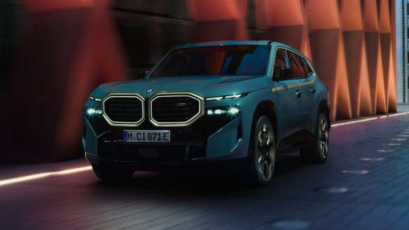 Yeni BMW XM G09 V8 Plug-In-Hybrid Yandan görünüm Yeni BMW XM G09 V8 Plug-In-Hybrid Bir bina önünde yandan görünüm