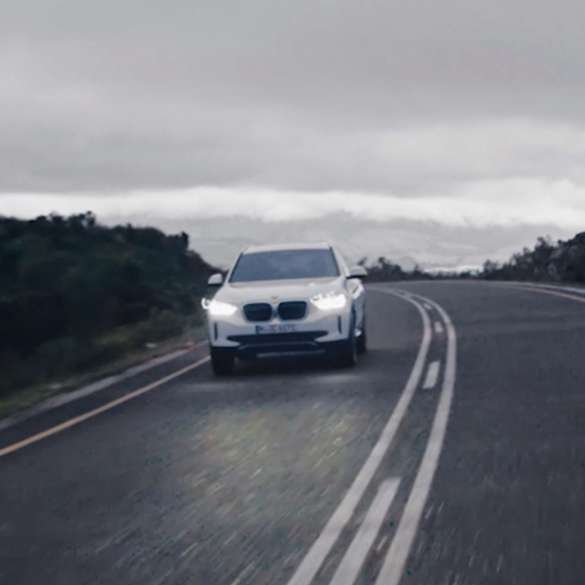 BMW iX3 G08 sürüş dinamikleri video BMW iX3 G08 Metalik Beyaz/Mineral sürüş dinamikleri video