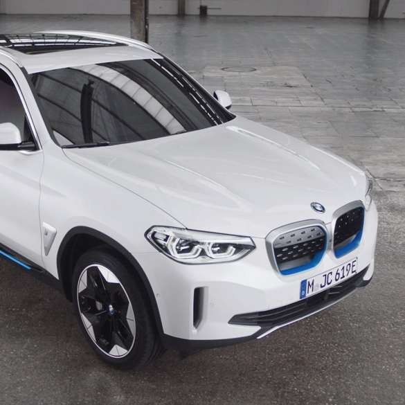 BMW iX3 G08 dış tasarım video BMW iX3 G08 Metalik Beyaz/Mineral dış tasarım video