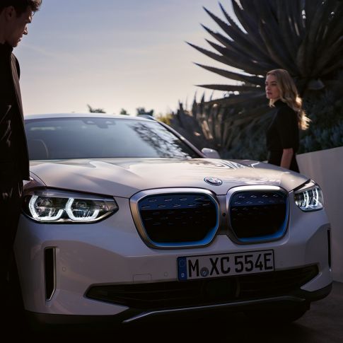 BMW iX3 G08 BMW i Böbrek Izgaralarıyla önden görünüm BMW iX3 G08 Metalik Beyaz/Mineral BMW i Böbrek Izgaralarıyla önden görünüm