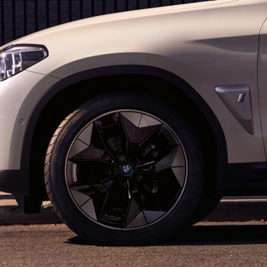 Aerodinamik jantlar BMW iX3 G08 metalik yakın plan jant Aerodinamik jantlar BMW iX3 G08 Metalik Beyaz/Mineral yakın plan jant dış tasarım