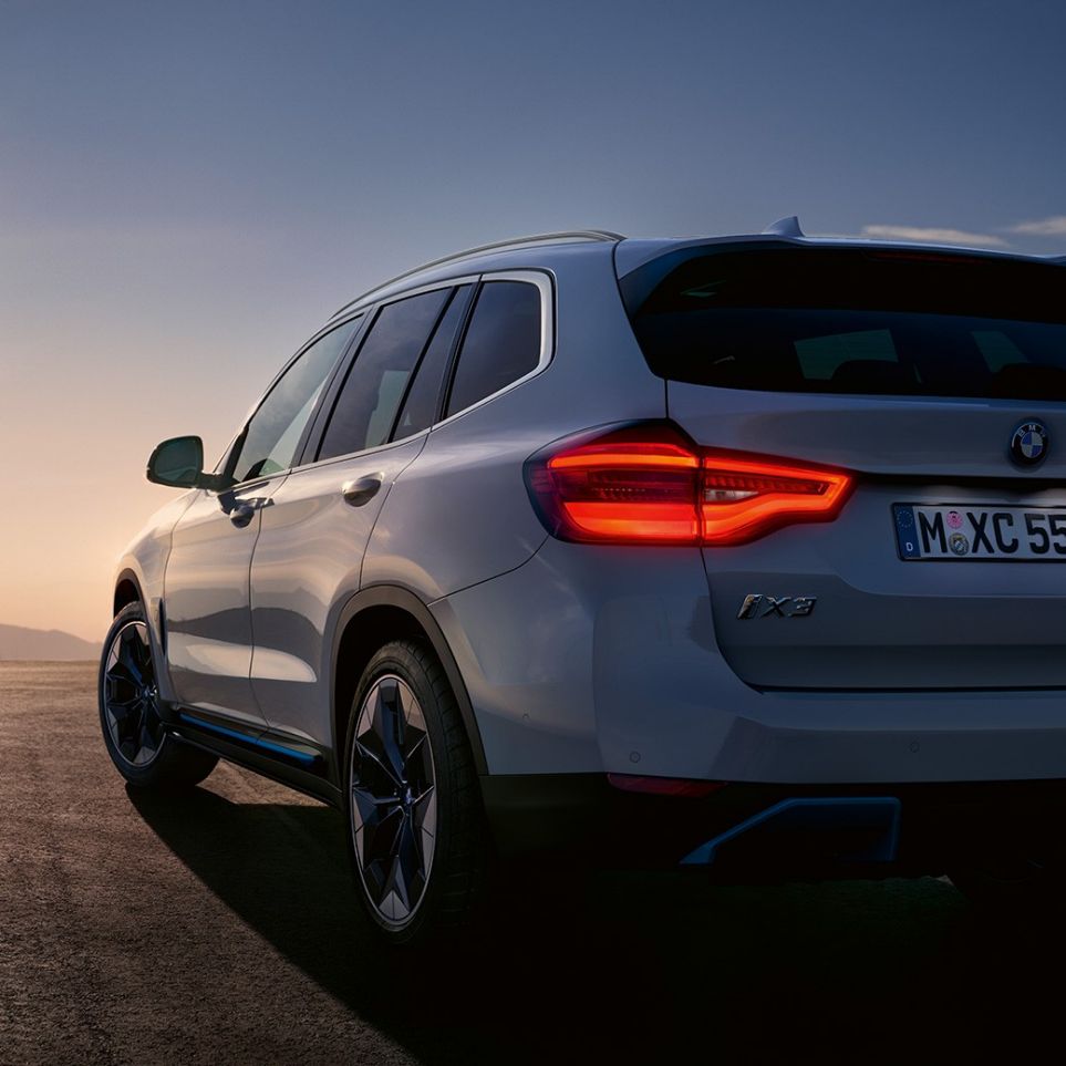 BMW iX3 G08 yolda arkadan görünüm BMW iX3 G08 Metalik Beyaz/Mineral yolda arkadan görünüm