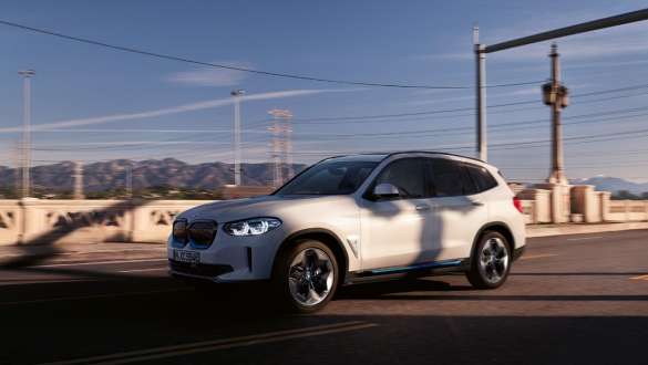 BMW IconicSounds Electric BMW iX3 G08 BMW IconicSounds Electric BMW iX3 G08 yolda sürüş sırasında