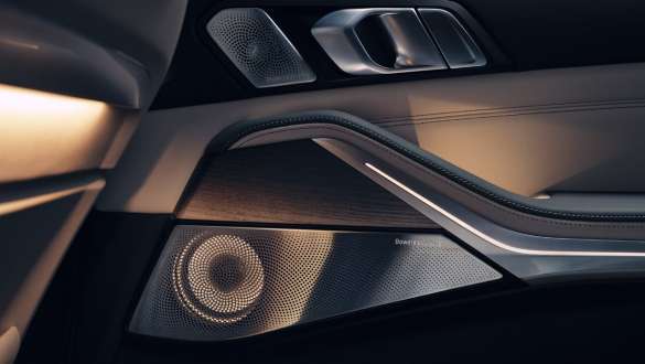 Bowers & Wilkins Diamond surround ses sistemi, BMW X7 G07 LCI Ön kapı panelindeki Bowers & Wilkins Diamond surround ses sistemi hoparlörü, BMW X7 G07 LCI