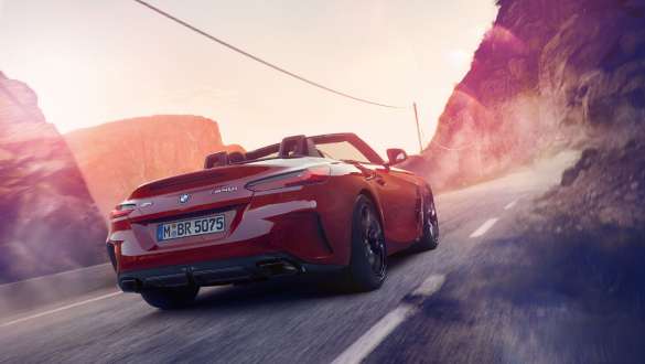 BMW Z4 Roadster değişken spor direksiyon Arka planda dağlarla birlikte BMW Z4 Roadster sürüş sırasında