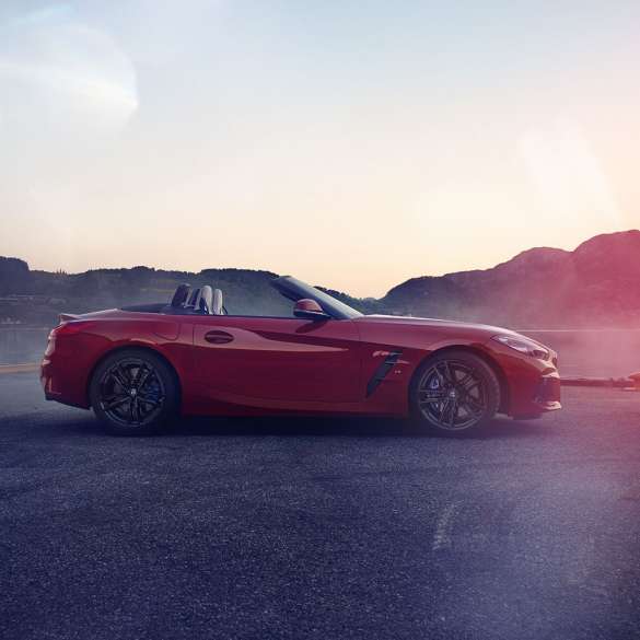BMW Z4 Roadster’ın yandan görünümü Dağ manzarası önünde BMW Z4 Roadster’ın yandan görünümü