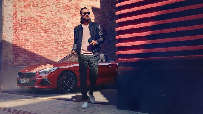 BMW Z4 Roadster bir ara sokakta Ara sokakta BMW Z4 Roadster’ın önünde bir erkek