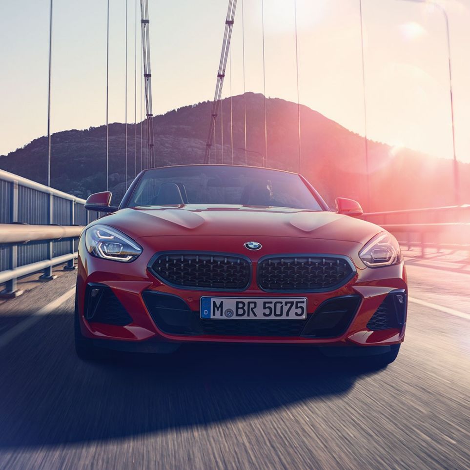 BMW Z4 Roadster köprü üzerinde BMW Z4 Roadster’ın köprü üzerinde önden görünümü