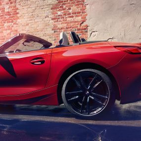 Yeni BMW Z4 Roadster’ın yandan resmi Tuğla duvar önünde Yeni BMW Z4 Roadster’ın yandan resmi