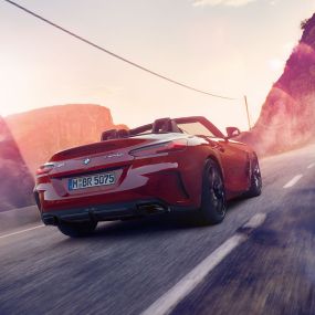 BMW Z4 Roadster’ın arkadan resmi BMW Z4 Roadster’ın kır yolunda arkadan görünümü