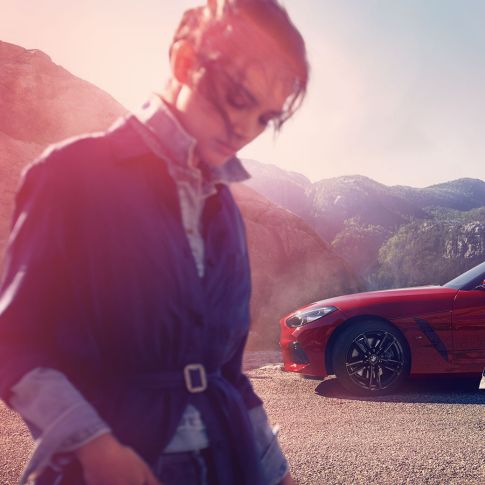 Dağ manzarası önünde BMW Z4 Roadster Dağ manzarası önünde erkek, kadın ve BMW Z4 Roadster