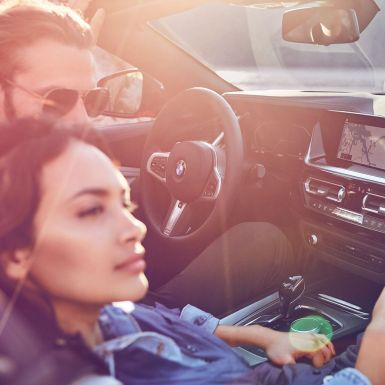 BMW Z4 Roadster kadın ve erkek BMW Z4 Roadster’da koyu renk saçlı kadın ve erkek
