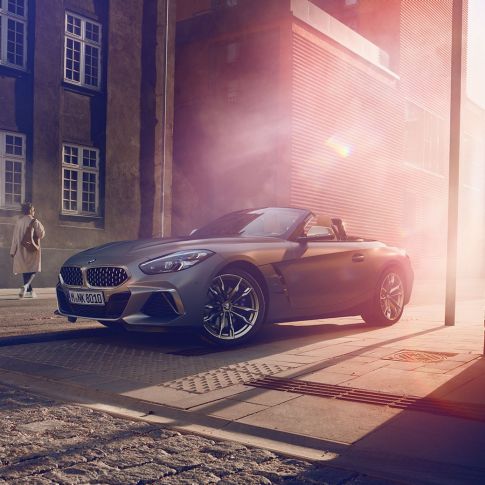 BMW Z4 Roadster sokakta Metalik Gri BMW Z4 Roadster sokakta bir evin önünde