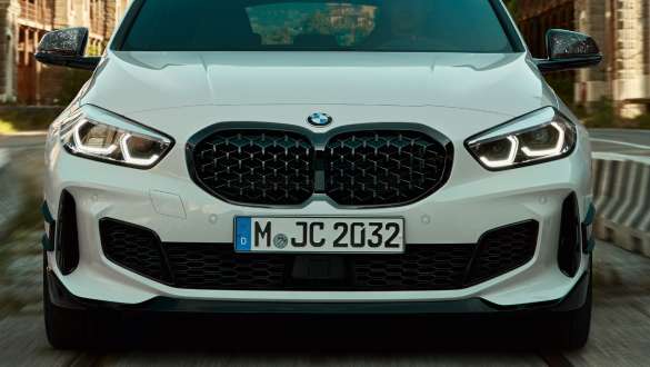 M Performance parlak siyah ön tampon altı rüzgarlık BMW 1 Serisi F40 M Performance Parçaları M Performance parlak siyah ön tampon altı rüzgarlık BMW 1 Serisi F40 M Performance Parçaları yakından görünüm