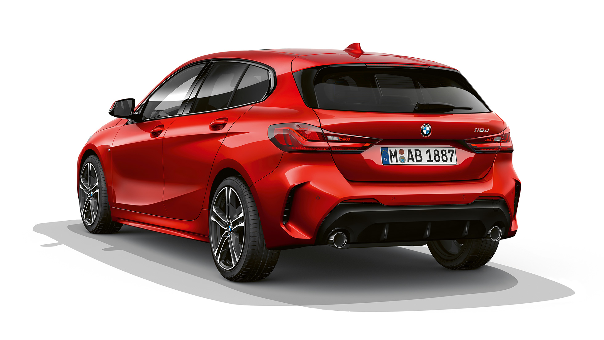 BMW 1 Serisi M Sport Modeli, arka görünüm. BMW 1 Serisi Metalik Kırmızı/Melbourne M Sport Modeli arkadan görünüm, stüdyo çekimi