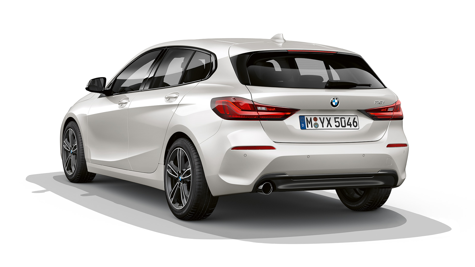 BMW 1 Serisi Sport Line, arka görünüm. Metalik Beyaz/Mineral BMW 1 Serisi Sport Line, arka görünüm, stüdyo çekimi.