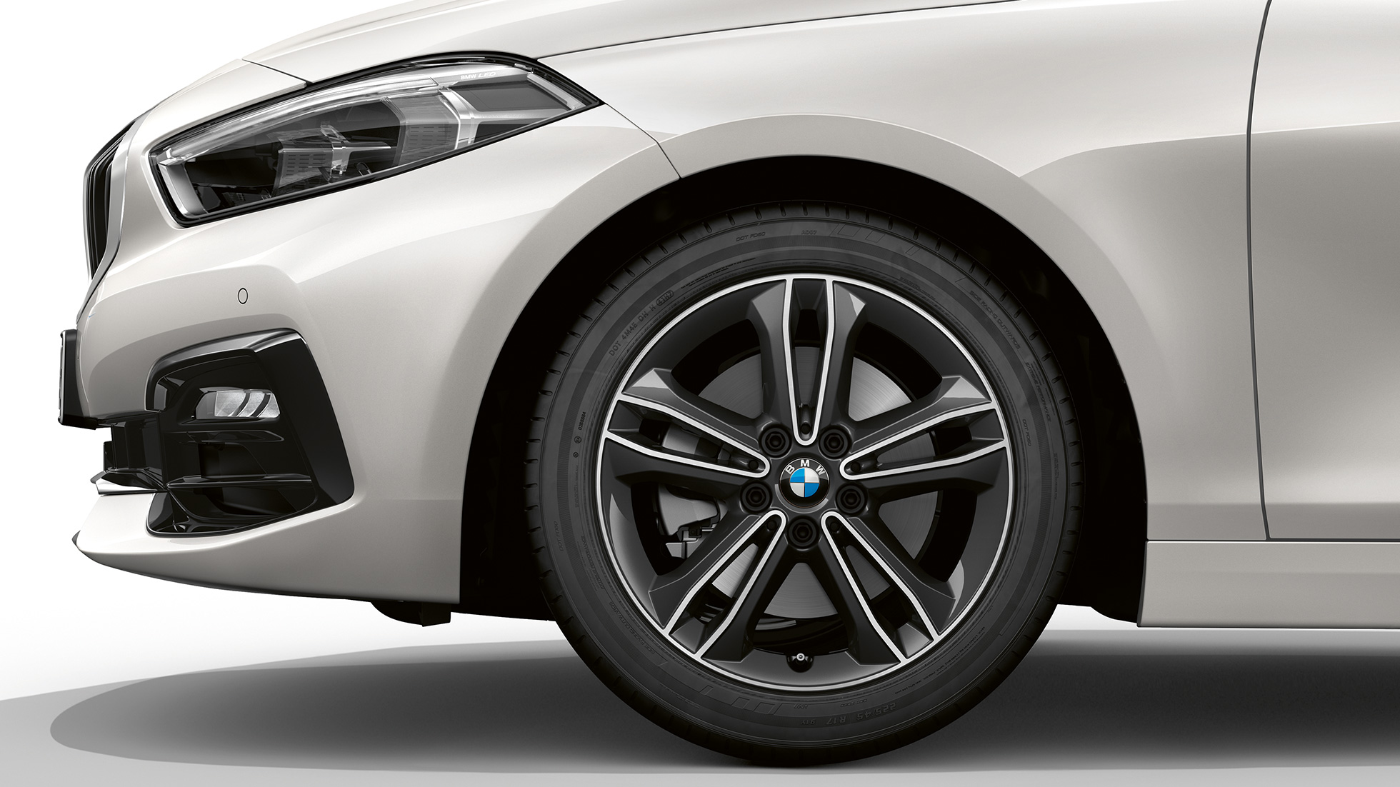 17 inç, Çift kollu, stil 549 hafif alaşım jantlar. Metalik Beyaz/Mineral BMW 1 Serisi Sport Line, 17 inç, Çift kollu, stil 549 hafif alaşım jantlar ile ön tasarımın yandan görünümü.