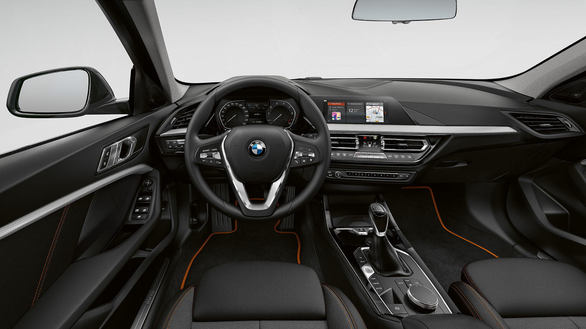 Spor deri direksiyon. BMW 1 Serisi Sport Line, Spor deri direksiyon ile kokpit.