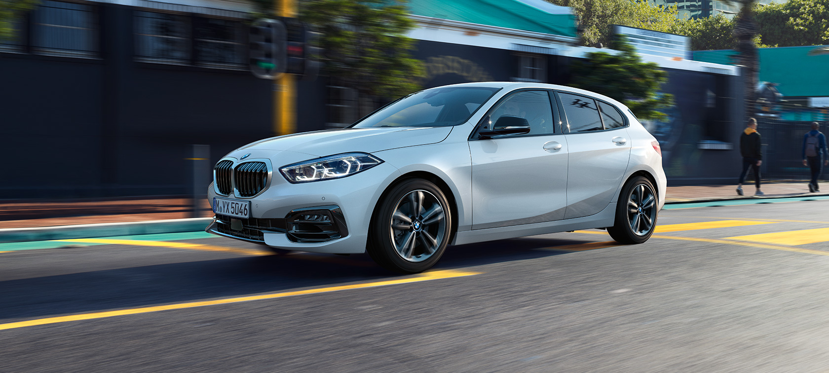 BMW 1 Serisi Sport Line, yandan görünüm. Metalik Beyaz/Mineral BMW 1 Serisi Sport Line, seyir halinde yandan görünüm.