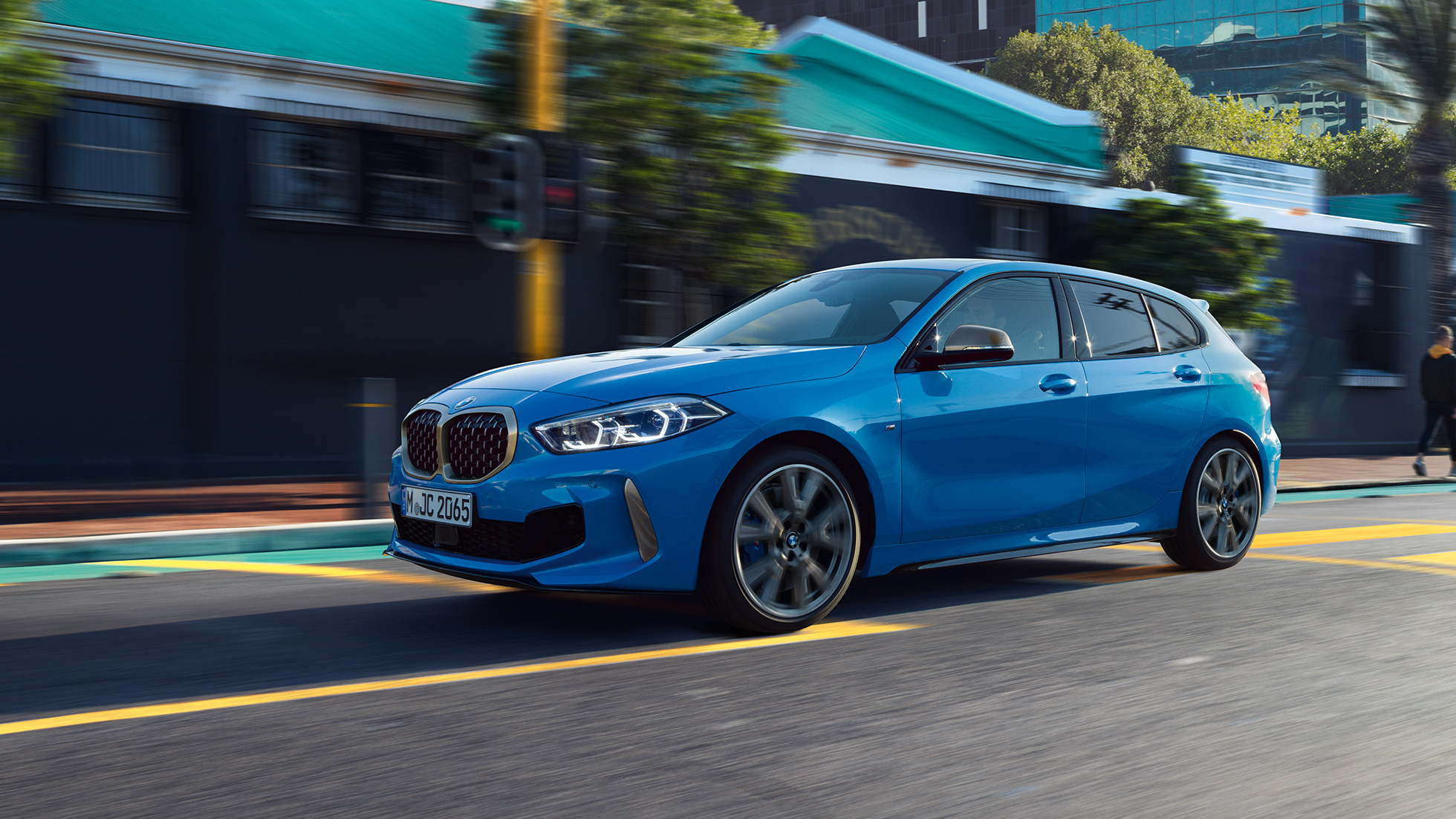 BMW 1 Serisi, yandan görünüm. Metalik Mavi/Misano rengi BMW 1 Serisi, seyir halinde önden görünüm.