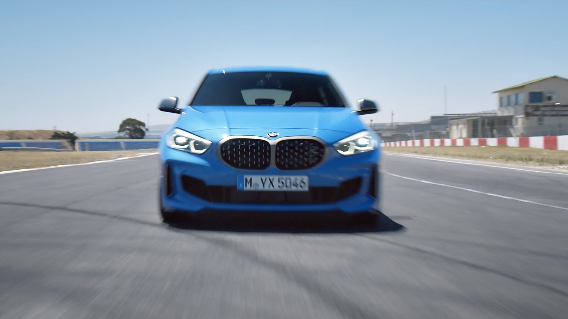 BMW 1 Serisi sürüş filmi. Dinamik sürüş sahneleri ile BMW 1 Serisi filmi.